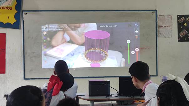 Estudiantes de séptimo grado explorando la aplicación "Sólidos RA"
